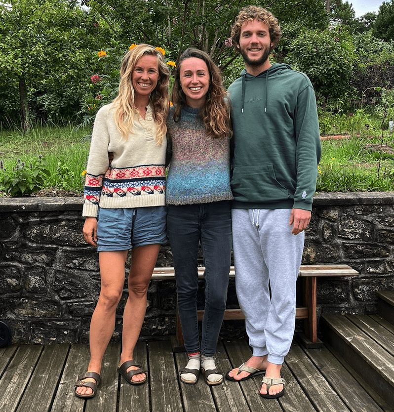 Angie and her family of five sailing around the world with Floating Stories Lab